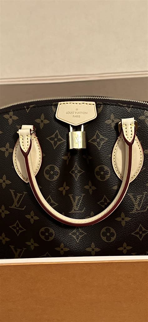 I bought this bag on the LV website and noticed the stitching on 